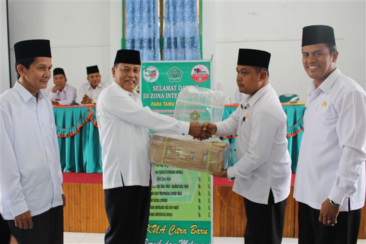 Kepala Kua Sijunjung Terima Standing Banner Zona Integritas Kua
