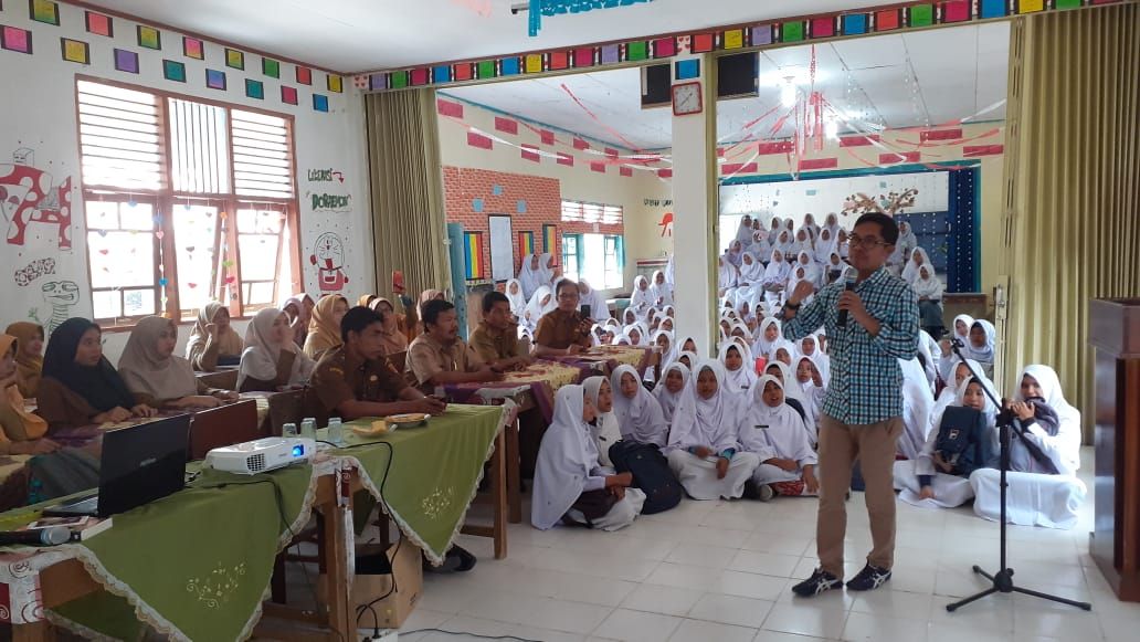 Penulis Novel Negeri 5 Menara Motivasi Siswa Man 1 Agam Kementerian Agama Provinsi Sumatera Barat Penulis Novel Negeri 5 Menara Motivasi Siswa Man 1 Agam Kementerian Agama Provinsi Sumatera Barat