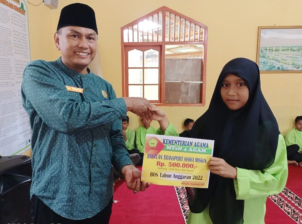 Penyerahan Program Bantuan Trasfor Siswa Miskin