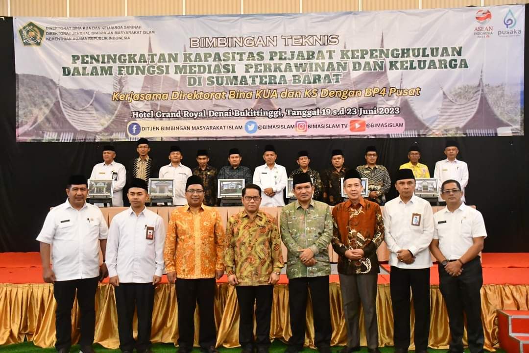 Dirjen Bimas Islam Kemenag RI Tanda Tangani Prasasti Peresmian Enam ...