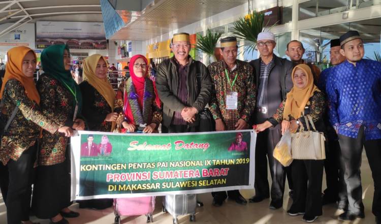 Kontingen Pentas PAI IX Asal Sumbar Disambut Di Bandara Sultan Hasanuddin