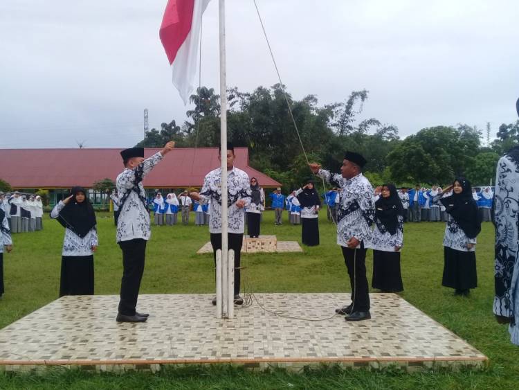 Memperingati Hari Guru, Seluruh Guru MAN 3 Agam Menjadi Pelaksanan Upacara Bendera