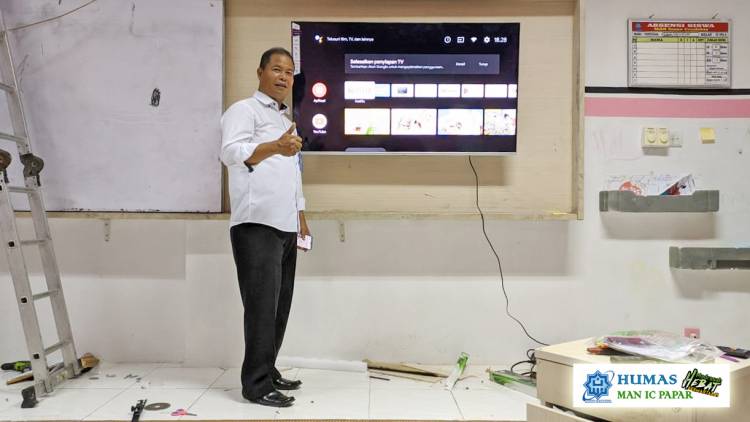 MAN IC Padang Pariaman Pasang Smart TV Layar Lebar disetiap Kelas