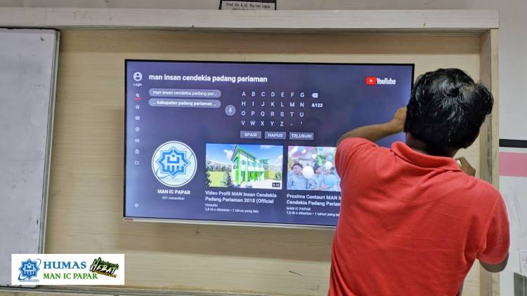 MAN IC Padang Pariaman Pasang Smart TV Layar Lebar disetiap Kelas