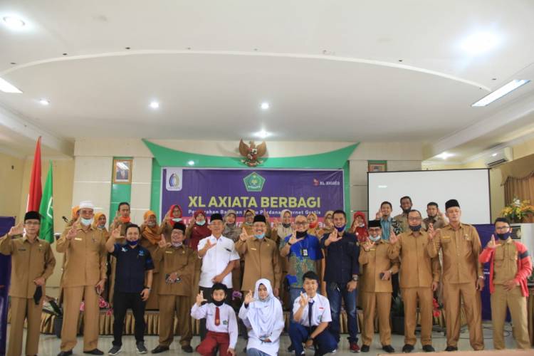 Perdana di Sumatera, XL Axiata Tbk Bantu PJJ Madrasah se Sumbar