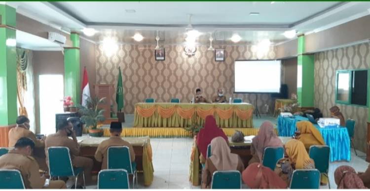 KakanKemenag Kota Padang H. Marjanis Pimpin Rapat Evaluasi Kinerja Madrasah