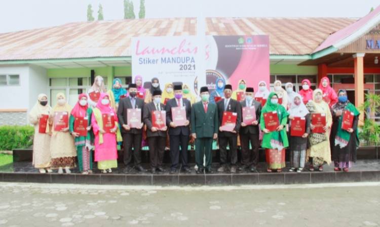 13 Guru  MAN 2 Kota Padang Terima Penghargaan Satyalencana Karya Satya 