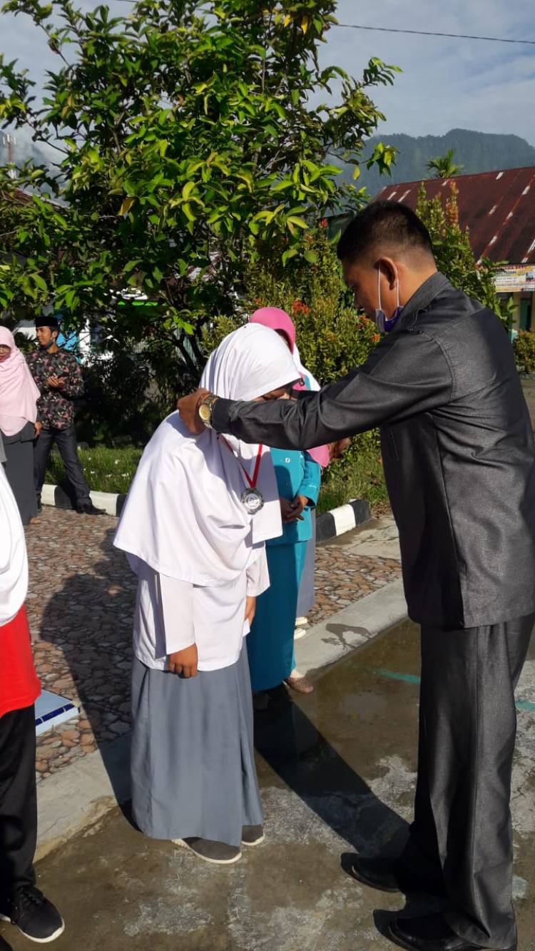 Penyerahan Medali Kompetisi Sains Madrasah (KSM) dari KanKemenag Kabupaten Agam Kepada Siswa MAN 4 Agam  