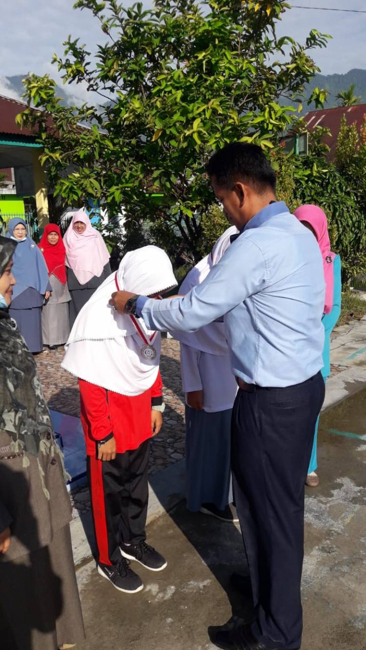 Penyerahan Medali Kompetisi Sains Madrasah (KSM) dari KanKemenag Kabupaten Agam Kepada Siswa MAN 4 Agam  