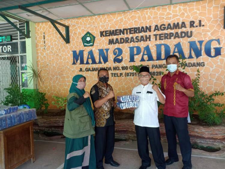 Gerakan Seribu Masker, BPBD Sumatera Barat Bagikan Masker Ke MAN 2 Kota Padang