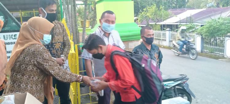 MIN 2 Kota Sawahlunto Awali Gerakan Jumat Berkah dengan Bagi-bagi Paket Snack