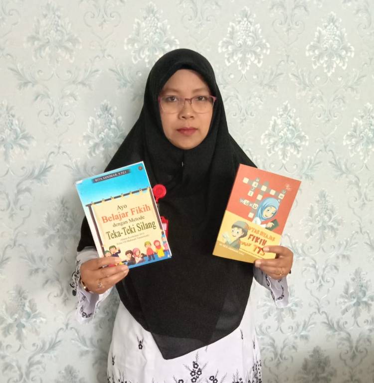 Rita Asnimar  Guru Inovatif  MTsN 10 Agam Serahkan Karya kepada KakanKemenag Kabupaten Agam