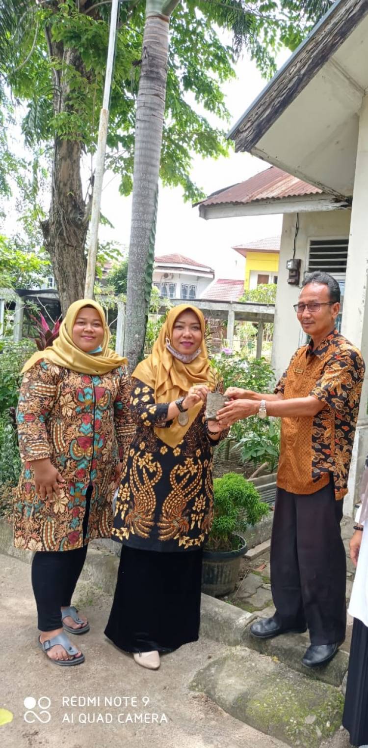 Dukung Penghijauan di MTsN 5 Padang, DLH Kota Padang Beri Bantuan Bibit Tanaman