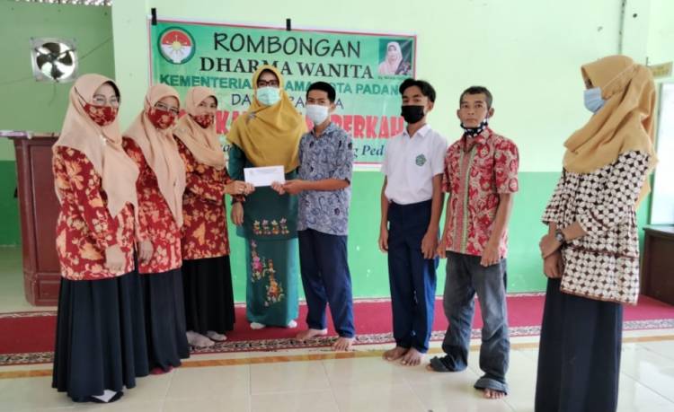  ikut  Sukseskan Program  Jumat  Berkah, DWP Kemenag Kota Padang  Apreasiasi MTsN 3 Kota Padang 