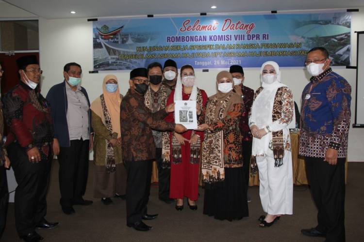 Terima Kunker Komisi VIII DPR RI, Kakanwil Serahkan Proposal Revitalisasi Asrama Haji Embarkasi Padang