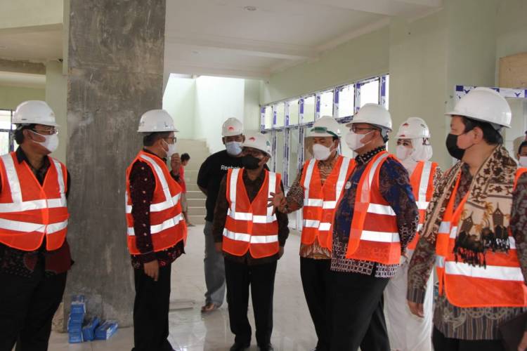 Terima Kunker Komisi VIII DPR RI, Kakanwil Serahkan Proposal Revitalisasi Asrama Haji Embarkasi Padang