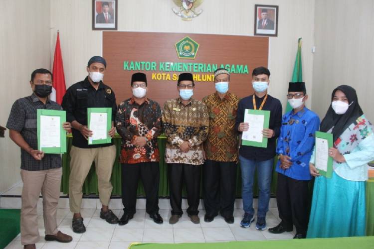 H. Syamsul Arifin  Serahkan Sertifikat Halal Gratis Untuk  Pelaku UMKM Kota Sawahlunto