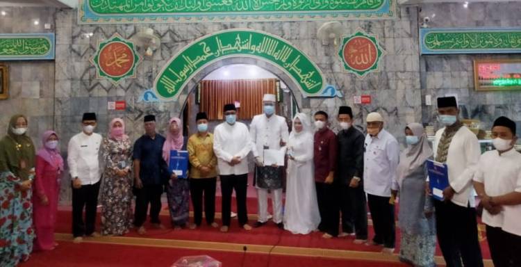 Kakan Kemenag bersama Walikota Kota Padang Launching MoU Layanan Administrasi Pasca Akad Nikah