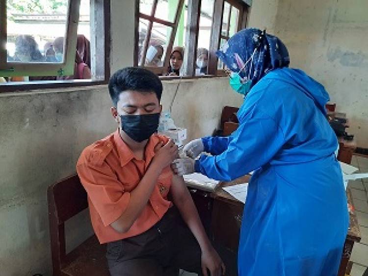 Siswa  MTsN 1 Kota Pariaman,  melaksanakan vaksinasi Covid-19