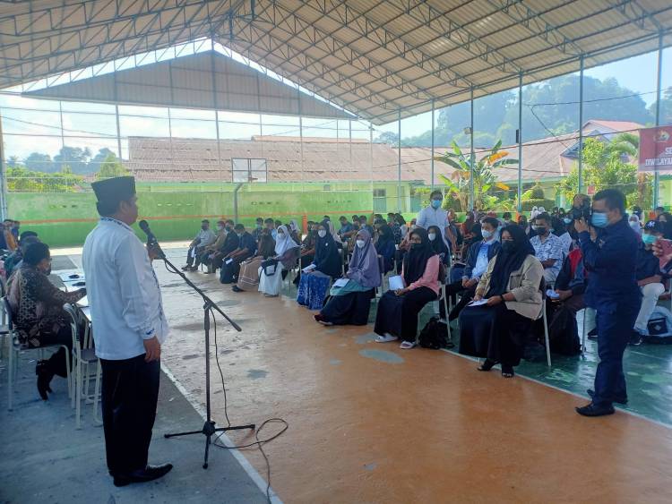 Persiapan Tatap Muka, Ribuan Siswa dan Guru MAN 2 Kota Padang Divaksinasi