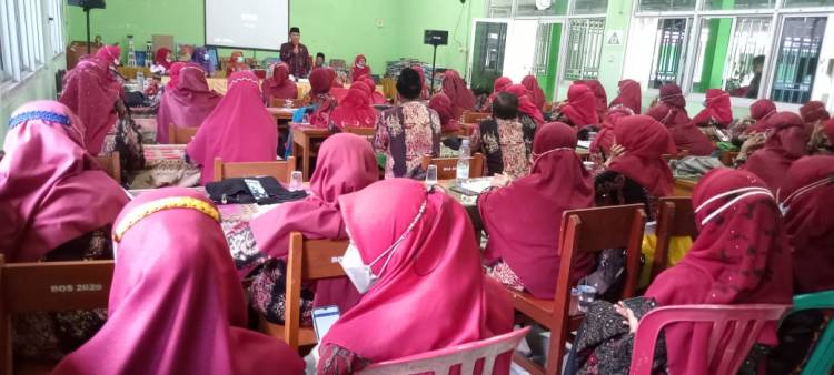 Kakan Kemenag Kota Padang Gugah Kreatifitas Guru di MGMP IPA MTs se Kota Padang
