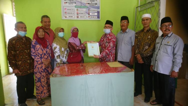 Ketua BWI Perwakilan Sumatera Barat, Terima Tanah Wakaf di Sasak