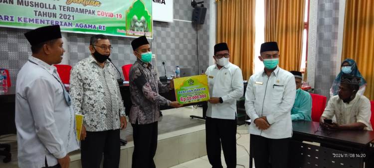 Pengurus Masjid Syekh Jalaluddin Al Khusa'i Terima Bantuan Masjid Terdampak Covid-19 dari Kementerian Agama RI