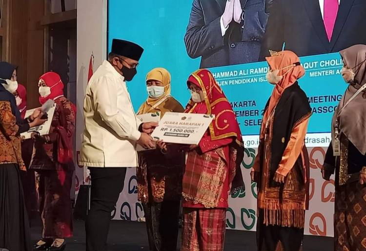Dua Orang Guru Madrasah Kota Bukittinggi Masuk Lima Besar  Anugerah Guru Berprestasi Tingkat Nasional