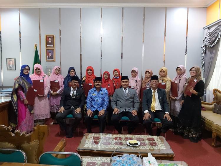 17 Guru MAN 2 Kota Padang Dapat Anugerah Satyalancana Karya Satya Presiden RI