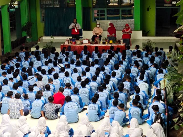 Kepala MTsN 1 Padang Libatkan Warga Madrasah untuk Wujudkan Adiwiyata Sumatera Barat 