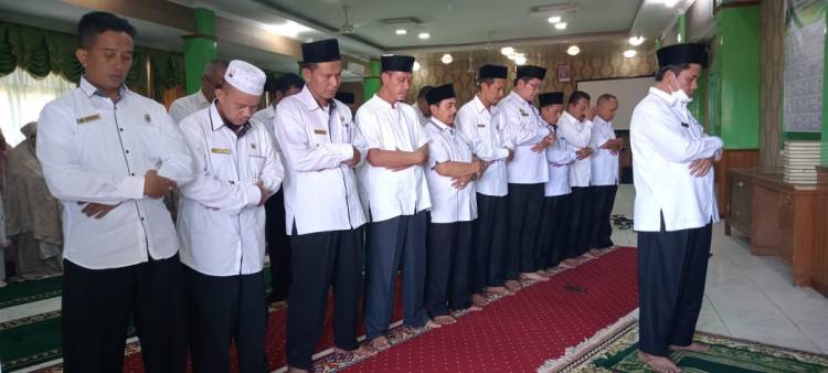Awali Menjadi Imam Shalat Zuhur, Kakan Kemenag Kota Padang Berikan Tausyiah Singkat