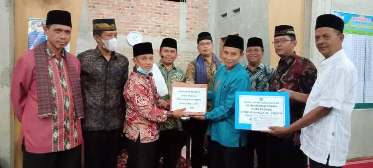 Tim Safari Ramadhan Kemenag Kota Padang Serahkan Bantuan  