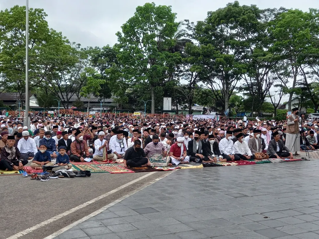 Sempat Dilanda Gerimis Pelaksanaan Shalat Idul Fitri di Lapangan Wirabraja Kota Bukittinggi Berjalan Khitmat