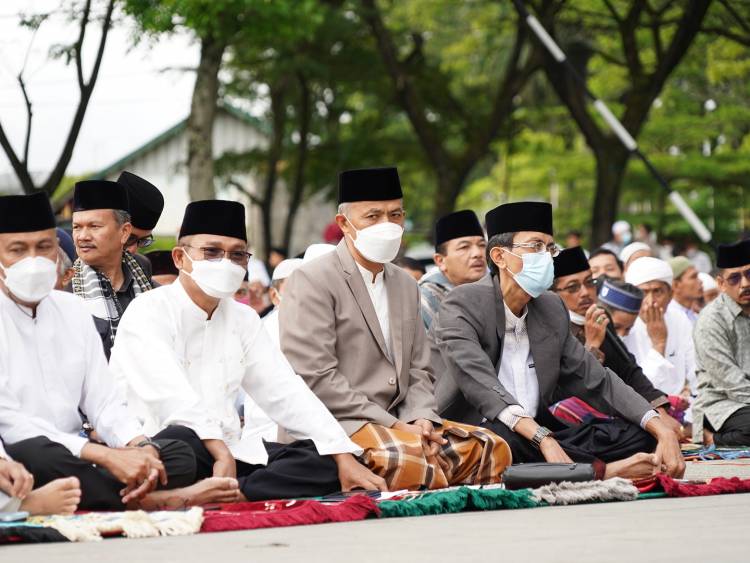 Sempat Dilanda Gerimis Pelaksanaan Shalat Idul Fitri di Lapangan Wirabraja Kota Bukittinggi Berjalan Khidmat