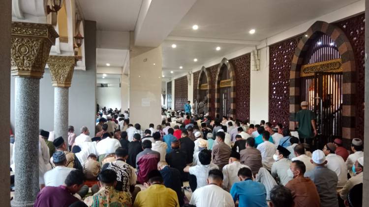 Diguyur Hujan, Pelaksanaan Shalat Idhul Fitri dialihkan ke Mesjid Raya