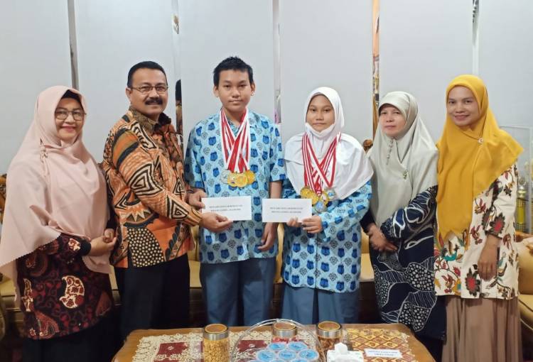 Akhri Meinhardi Berikan Reward Bagi Siswa MAN 2 Padang Juara Olimpiade Nasional 2022