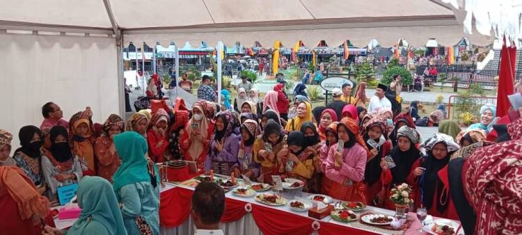 Siswa Madrasah Unjuk Prestasi Pada Festival Gadih Minang Marandang