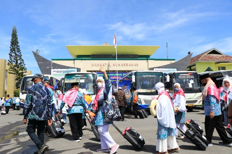 Jemaah Haji Kloter I Embarkasi Padang Tiba di Asrama Haji