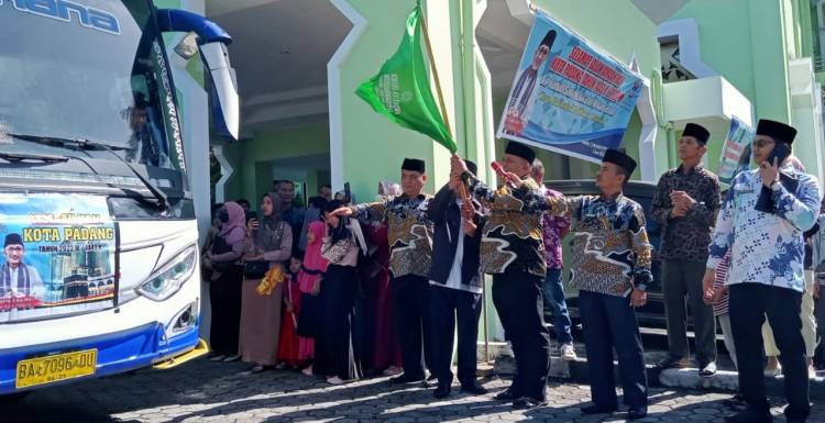 Bersama Kakan Kemenag, Walikota Padang Lepas  Calon Jema'ah Haji Kloter VIII