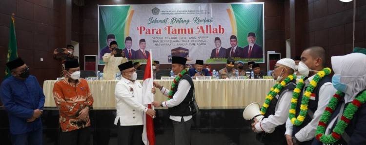 Gubernur  Sumatera Barat Sambut Kepulangan Kloter PDG 01