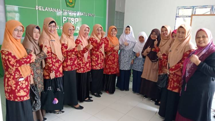 Ketua DWP Kantor Kementerian Agama Kota Padang, Kunjungi Peserta KSM Kota Padang di MAN 2 Kota Padang  