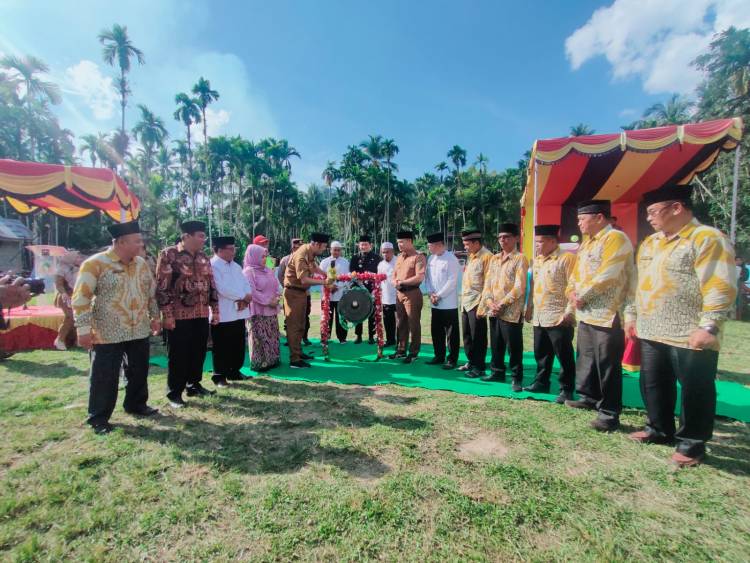 Bupati Sijunjung Pukul Gong Pertanda MTQ Kecamatan Lubuk Tarok ke 40 Mulai