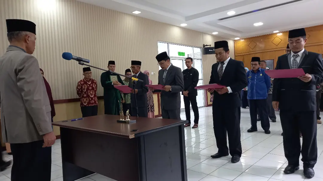  Kakan Kemenag Lantik Kepala KUA dan Kaur Tata Usaha Madrasah di lingkungan Kantor Kementerian Agama Kota Bukittinggi 