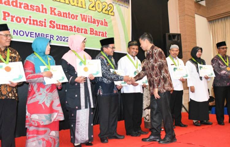 Ajang Madrasah Award Tingkat Provinsi Tahun 2022, Bertabur Prestasi Madrasah Kota Bukittinggi Peroleh Penghargaan 