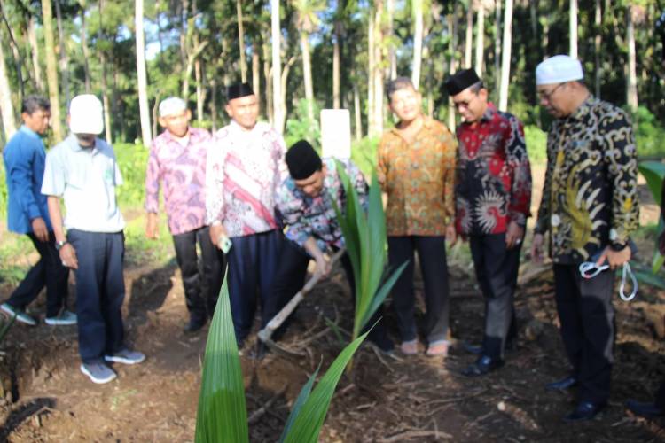 Bersama Bupati dan Ketua Yayasan, Kakanwil Letakkan Batu Pertama "Ponpes Madrasah Tsanawiyah YPI Rosmani Azis Padang Pariaman" 
