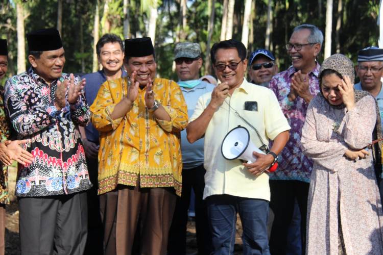 Bersama Bupati dan Ketua Yayasan, Kakanwil Letakkan Batu Pertama "Ponpes Madrasah Tsanawiyah YPI Rosmani Azis Padang Pariaman" 