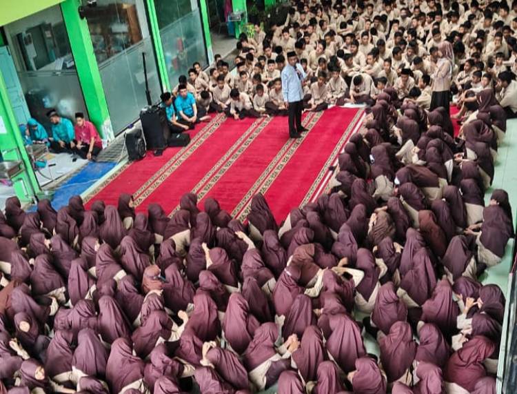 Pelaksana Muhadarrah Tenaga Pendidik MTsN 1 Kota Padang : Tekankan  Etika Bermedsos dan Karakter Terhadap Peserta Didik
