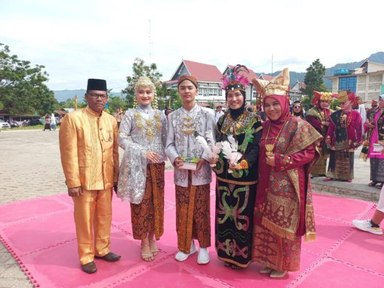 Warna Warni Harmoni Berpakaian Adat Nusantara Gtk Mtsn 6 Kota Padang