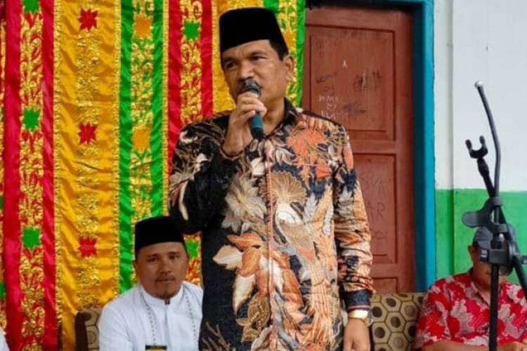 Kakanwil dampingi  Anggota DPR RI Jhon Kennedy Aziz Serahkan Bantuan RKB MTsS Al Ma Arij