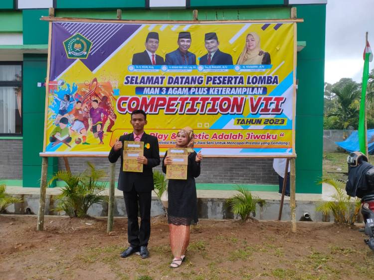 Utusan MAN 4 Agam Borong Piala Kejuaraan Solo Song Minangkabau pada Competition VII di Bukittinggi